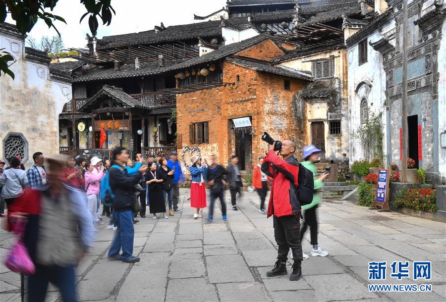 （圖文互動）（11）鄉村攝影師、鄉村&ldquo;模特&rdquo;、民宿店主&mdash;&mdash;鄉村旅游推動婺源農民生活方式發生新變化