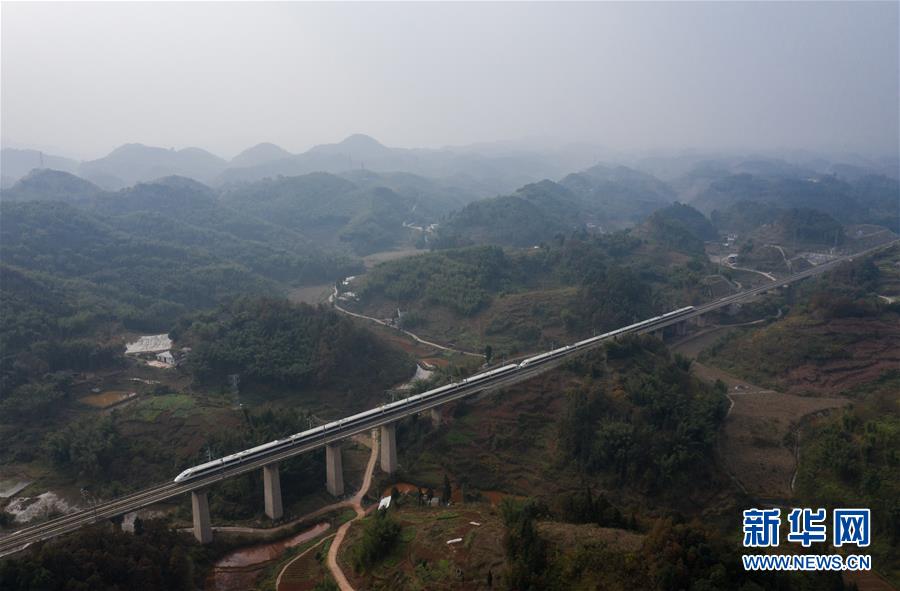 （新華全媒頭條&middot;圖文互動(dòng)）（4）烏蒙歡歌高鐵來(lái)&mdash;&mdash;寫(xiě)在成貴高鐵通車(chē)之際