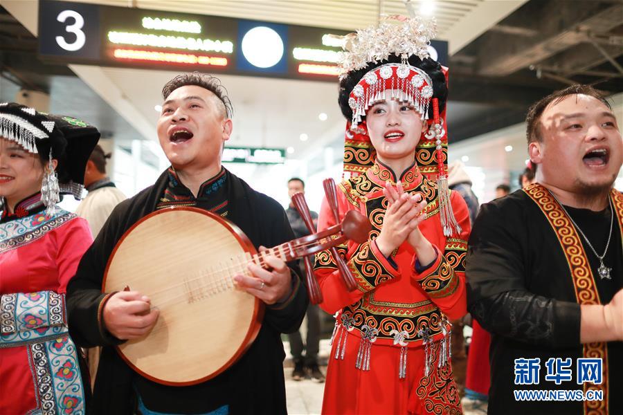 （新華全媒頭條&middot;圖文互動(dòng)）（18）烏蒙歡歌高鐵來(lái)&mdash;&mdash;寫(xiě)在成貴高鐵通車(chē)之際