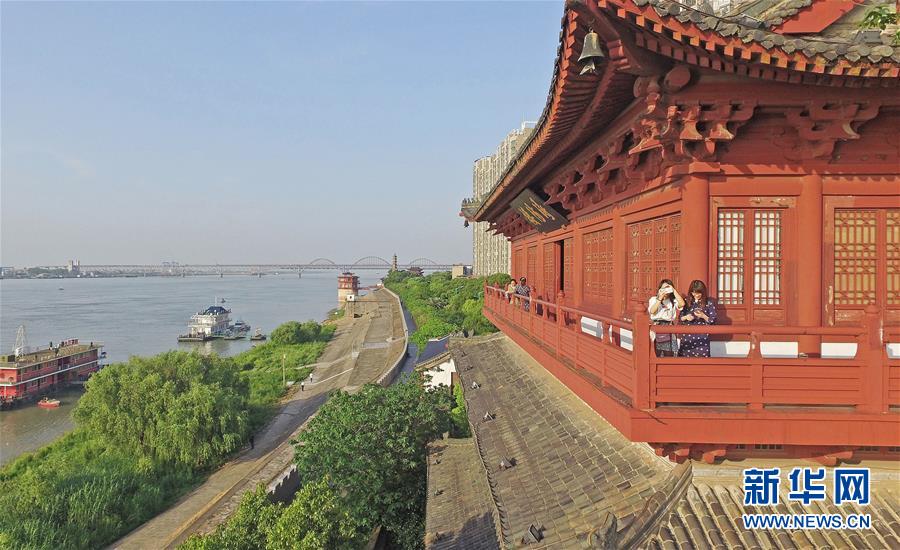 （在習近平新時代中國特色社會主義思想指引下&mdash;&mdash;新時代新作為新篇章&middot;總書記關切高質量發展&middot;圖文互動）（2）在藍天白云下&mdash;&mdash;污染防治攻堅戰持續推進