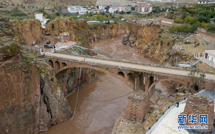 (新華全媒頭條·圖文互動)(6)格桑花開滿天路——寫在川藏公路通車65周年之際