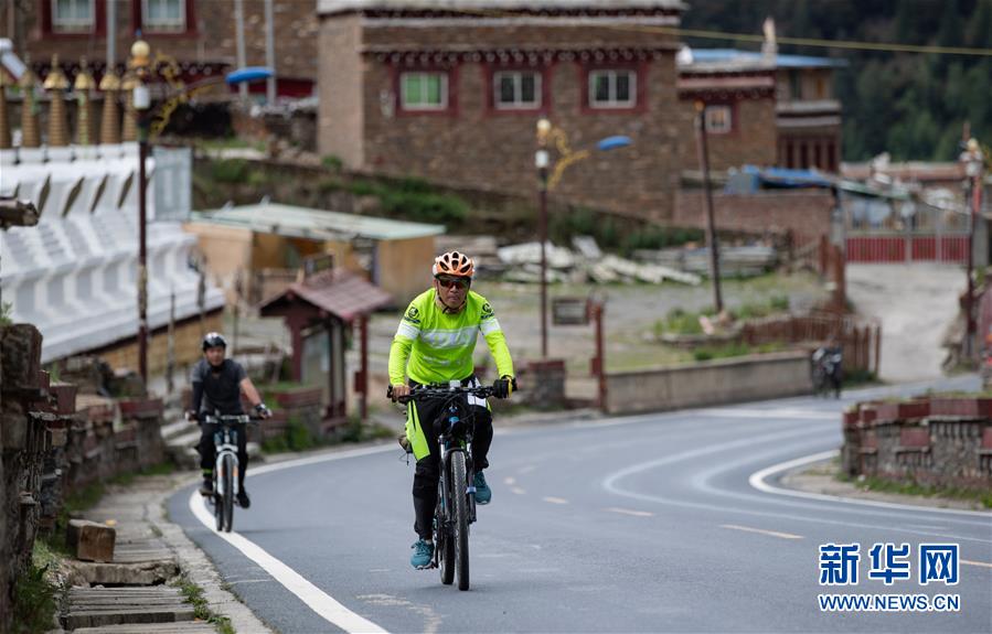 (新華全媒頭條·圖文互動)(11)格桑花開滿天路——寫在川藏公路通車65周年之際