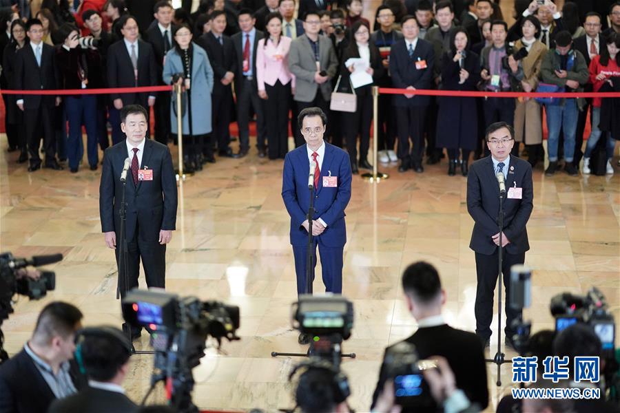 （兩會&middot;面對面&middot;XHDW）（17）全國政協委員接受采訪