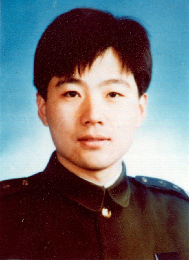 （為了民族復(fù)興&middot;英雄烈士譜&middot;圖文互動(dòng)）民警袁時(shí)光：手捂?zhèn)谧汾s歹徒壯烈殉職