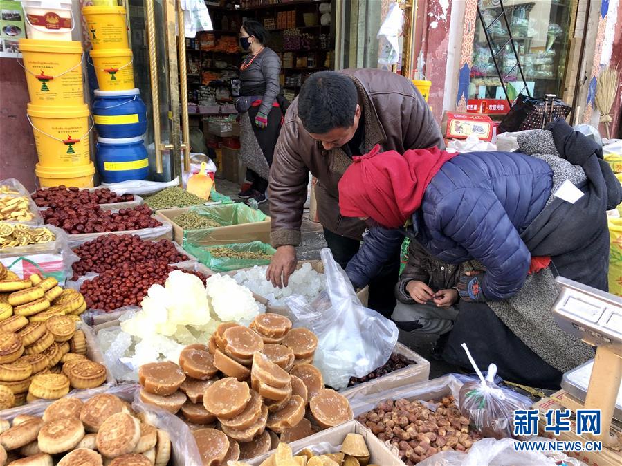 （新春走基層·圖文互動）（1）“只要備好年貨，新的一年就可以風調雨順”——臘月藏區年貨市場見聞