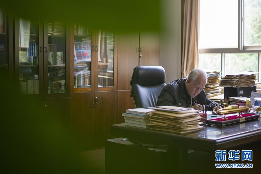 （今日關注·科技獎勵大會·圖文互動）（5）此生屬于祖國，此生無怨無悔——隱身30年的中國核潛艇先驅黃旭華