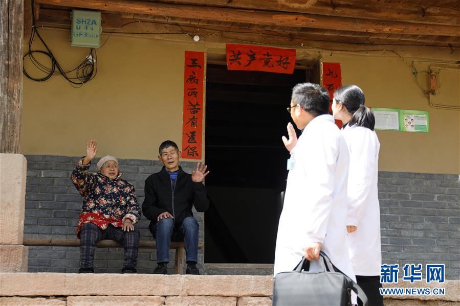 （新華全媒頭條&middot;圖文互動）（1）為基層松綁減負　促干部擔當作為&mdash;&mdash;以習近平同志為核心的黨中央推進&ldquo;基層減負年&rdquo;工作綜述