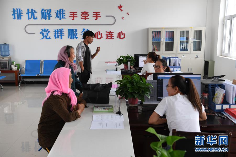 （新華全媒頭條&middot;圖文互動）（4）為基層松綁減負　促干部擔當作為&mdash;&mdash;以習近平同志為核心的黨中央推進&ldquo;基層減負年&rdquo;工作綜述