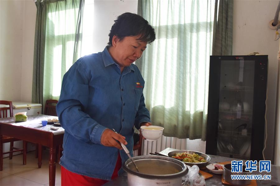 (新華全媒頭條·圖文互動)(10)塔克拉瑪干的“播綠使者”——中科院新疆生態與地理研究所高級工程師常青的故事