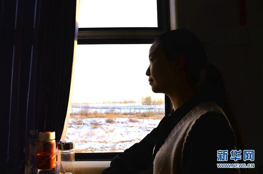 (新春走基層·圖文互動)(2)33小時的回家故事