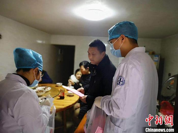 卸紅妝披白袍浙江永嘉醫護夫妻取消婚禮奮戰疫情前線