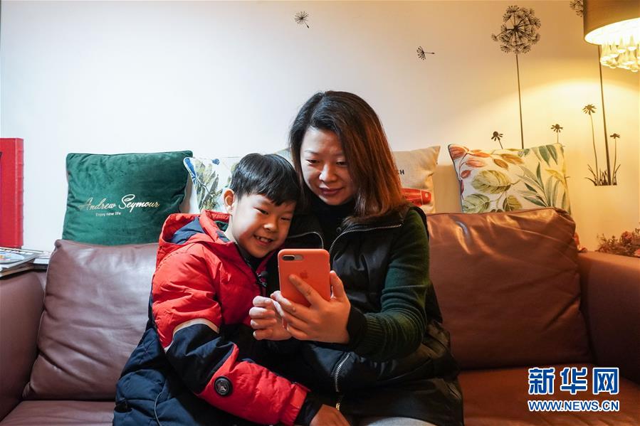 (聚焦疫情防控·圖文互動)(1)無法握手,但始終并肩