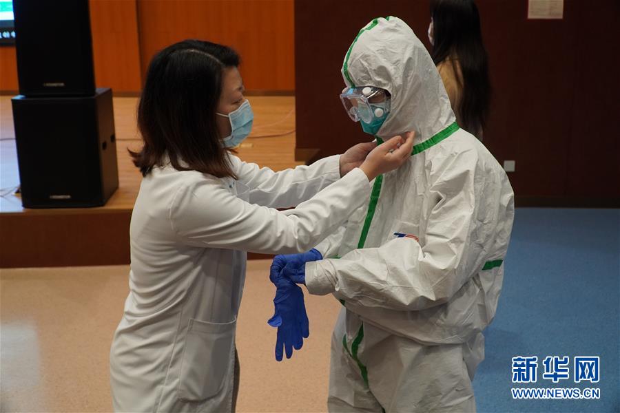 (聚焦疫情防控·圖文互動)(3)無法握手,但始終并肩