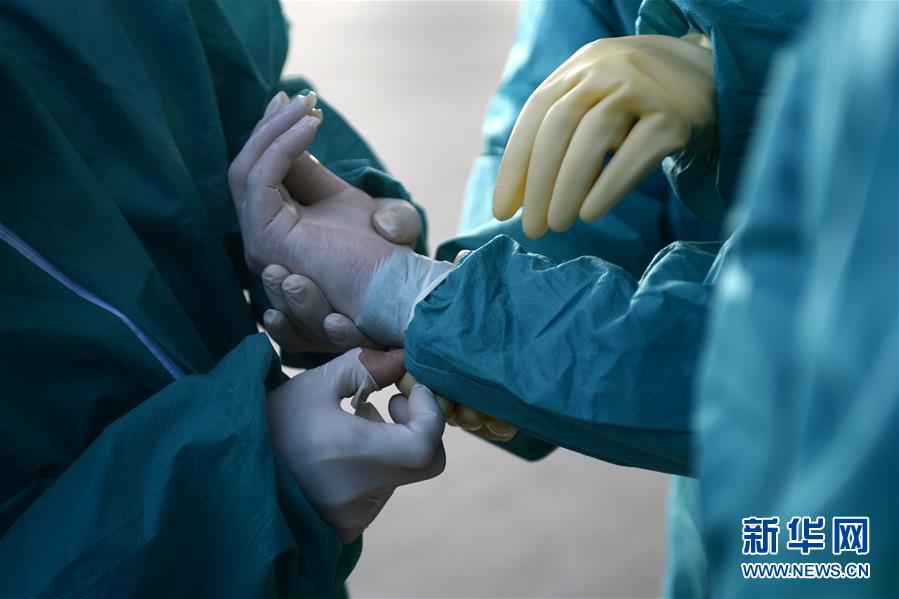 (聚焦疫情防控)(5)藍(lán)天志愿者的消毒戰(zhàn)“疫”