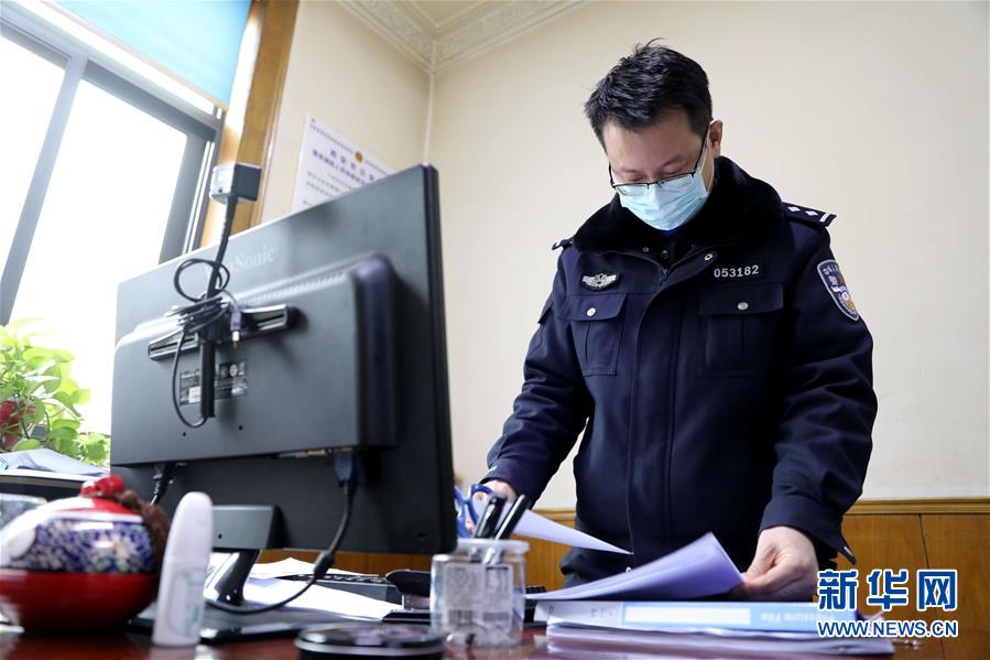 (聚焦疫情防控·圖文互動)(2)“戰疫”時期“雙一線”夫妻的愛情:一手平安 一手健康