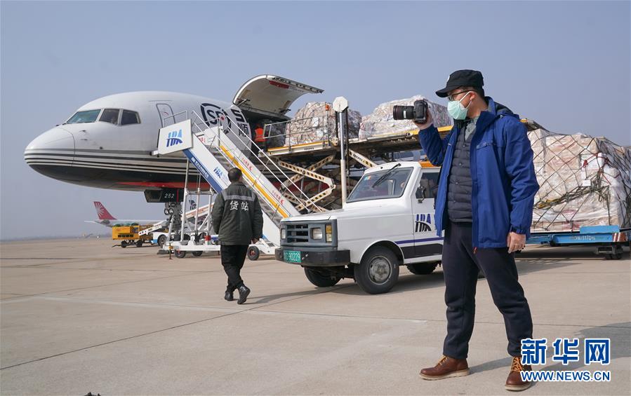 （新華全媒頭條配圖&middot;圖文互動）（9）戰&ldquo;疫&rdquo;的一天&mdash;&mdash;新華社記者直擊湖北保衛戰