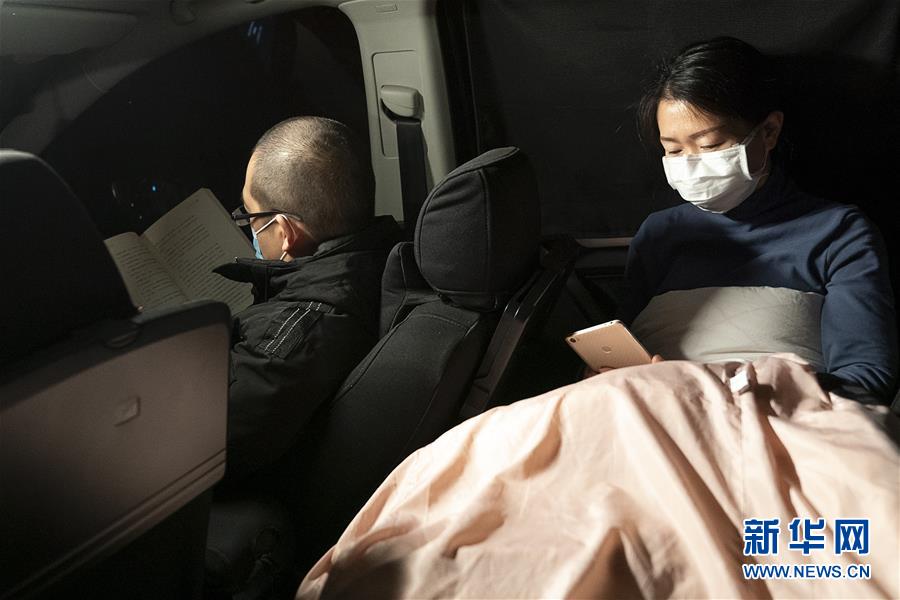 （一線抗疫群英譜&middot;圖文互動）（5）特寫：為節(jié)省10分鐘，這對醫(yī)護夫妻&ldquo;以車為家&rdquo;