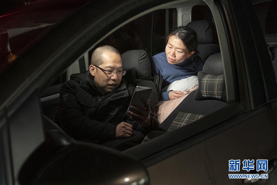 （一線抗疫群英譜&middot;圖文互動）（7）特寫：為節(jié)省10分鐘，這對醫(yī)護夫妻&ldquo;以車為家&rdquo;