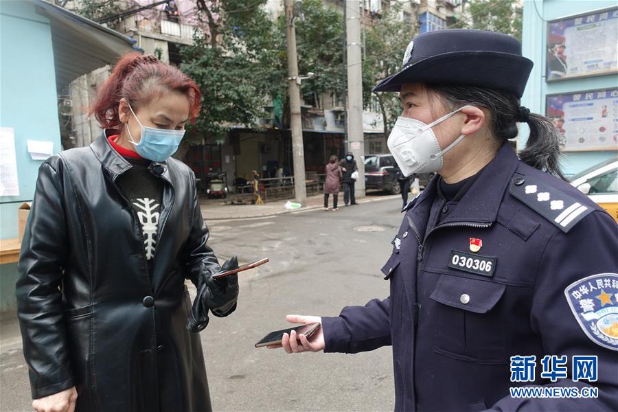 （一線抗疫群英譜&middot;圖文互動）（1）民警王群：老舊小區(qū)里的抗疫&ldquo;團&rdquo;長