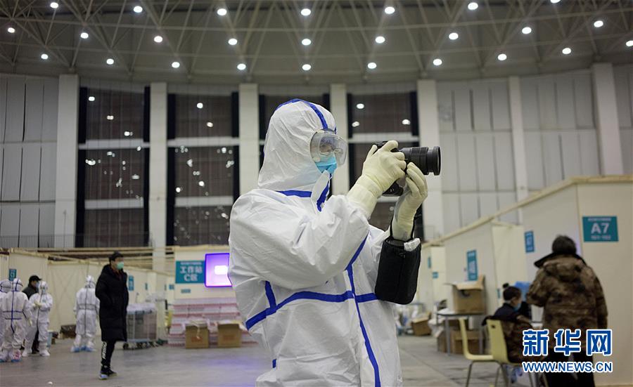 （一線抗疫群英譜&middot;特稿&middot;圖文互動(dòng)）（4）不畏艱險(xiǎn)，深入一線&mdash;&mdash;&ldquo;武漢保衛(wèi)戰(zhàn)&rdquo;一線新聞工作者素描