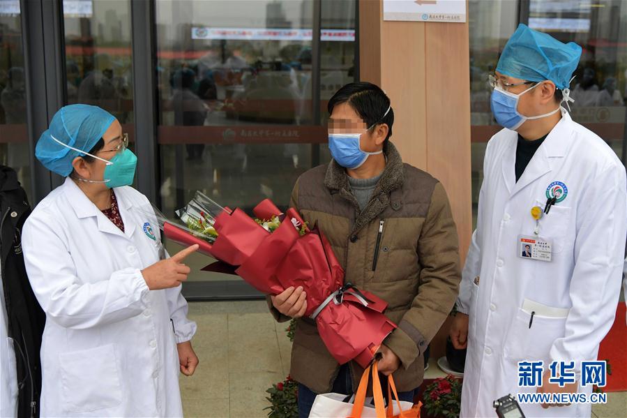 （在習近平新時代中國特色社會主義思想指引下&mdash;&mdash;新時代新作為新篇章&middot;習近平總書記關切事&middot;圖文互動）（10）口罩擋不住你的美&mdash;&mdash;戰&ldquo;疫&rdquo;一線巾幗掠影