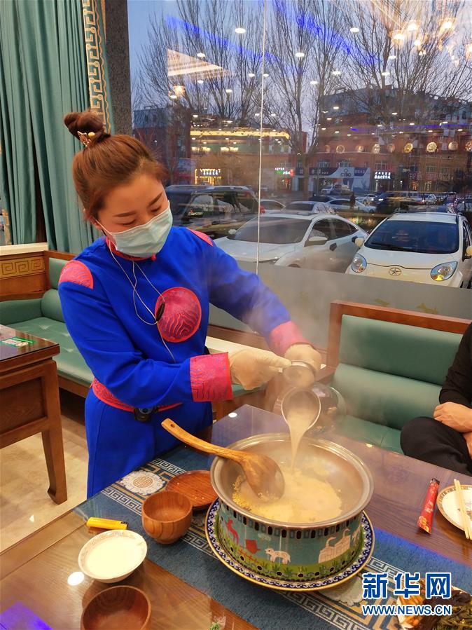 (圖文互動)(2)特寫:限人數(shù)、分餐吃、用公筷——偏遠(yuǎn)小城“吃飯”見聞