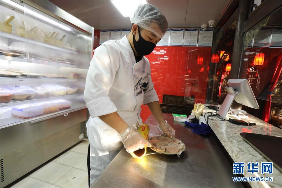 (圖文互動)(4)特寫:限人數(shù)、分餐吃、用公筷——偏遠(yuǎn)小城“吃飯”見聞