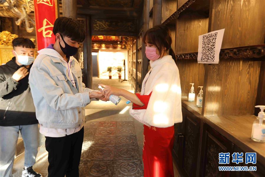 (圖文互動)(5)特寫:限人數(shù)、分餐吃、用公筷——偏遠(yuǎn)小城“吃飯”見聞