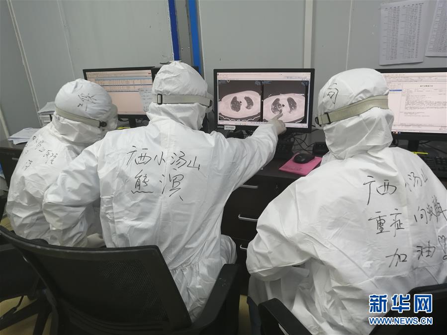 (圖文互動)(2)“哪里有任務,哪里就有黨旗飄揚”——廣西黨員“白衣戰(zhàn)士”奮戰(zhàn)抗疫一線見聞