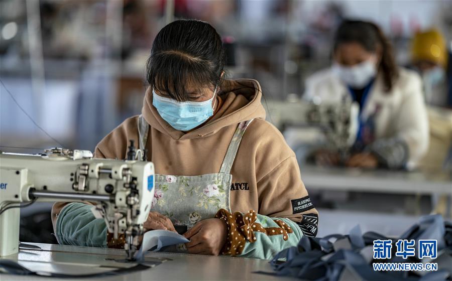 (在習近平新時代中國特色社會主義思想指引下——新時代新作為新篇章·習近平總書記關切事·圖文互動)(1)戰“疫”要勁時,戰“貧”再加把勁!——中央各部門助力脫貧攻堅很給力