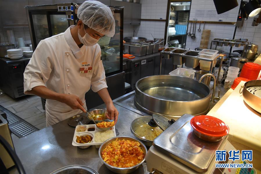 （聚焦復工復產&middot;圖文互動）（5）觸網接單、開發簡餐、直播賣貨&mdash;&mdash;餐企換招自救