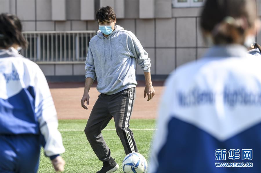 (圖文互動(dòng))(1)“早”安同學(xué),“早”安老師!——新疆初高中畢業(yè)班復(fù)課一周回訪見聞