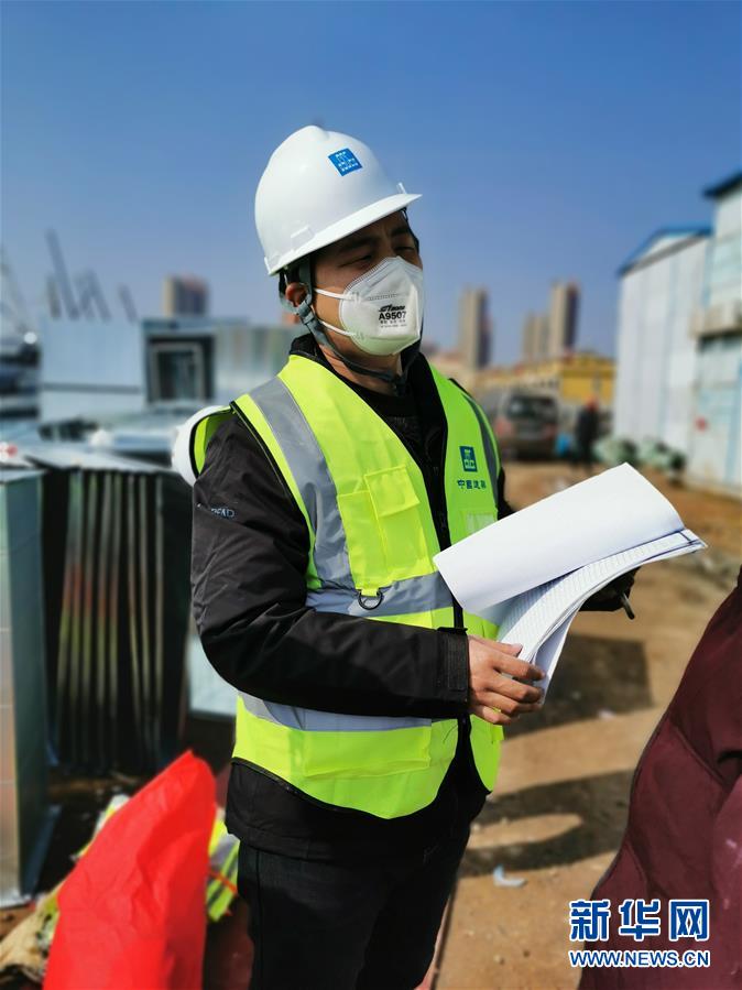 (一線抗疫群英譜·圖文互動)(1)羅文浩:“女兒,你的名字里有溫暖,有榮光!”