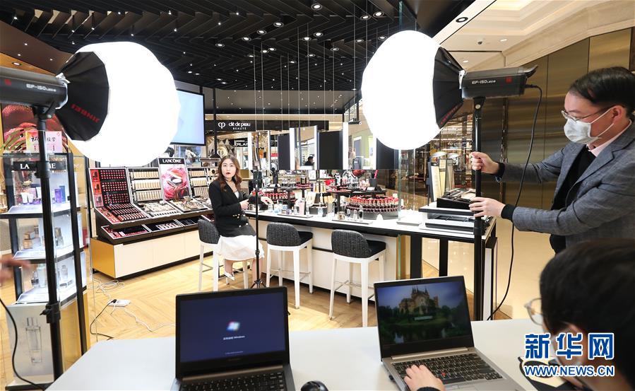 (中國經(jīng)濟(jì)新觀察·圖文互動(dòng))(4)搶抓“云端”的機(jī)遇——看數(shù)字技術(shù)如何撬動(dòng)新動(dòng)能