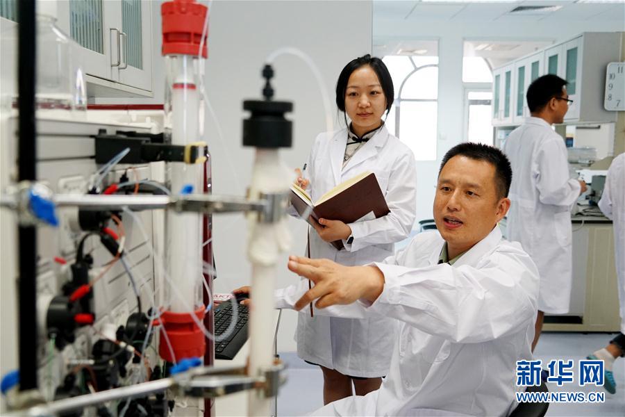 （習近平致敬的戰&ldquo;疫&rdquo;英雄&middot;科技工作者篇&middot;圖文互動）（2）他們，爭分奪秒與病魔較量