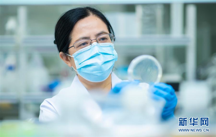 （習近平致敬的戰&ldquo;疫&rdquo;英雄&middot;科技工作者篇&middot;圖文互動）（4）他們，爭分奪秒與病魔較量