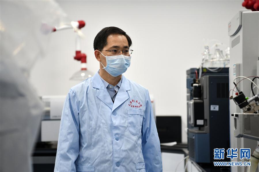 （習近平致敬的戰&ldquo;疫&rdquo;英雄&middot;科技工作者篇&middot;圖文互動）（6）他們，爭分奪秒與病魔較量