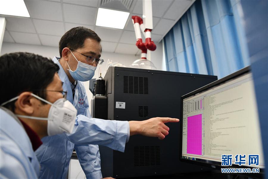 （習近平致敬的戰&ldquo;疫&rdquo;英雄&middot;科技工作者篇&middot;圖文互動）（7）他們，爭分奪秒與病魔較量