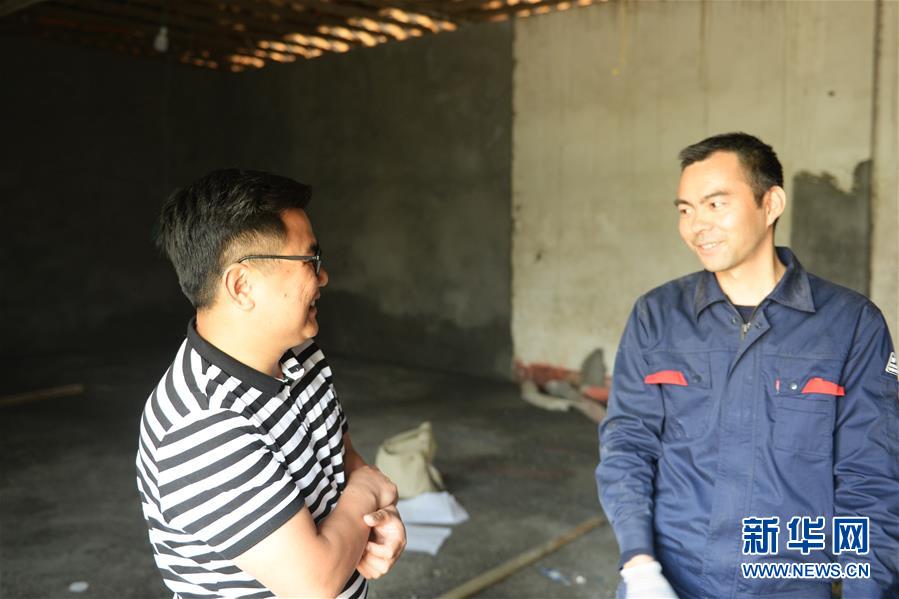 （決戰(zhàn)決勝脫貧攻堅(jiān)&middot;圖文互動(dòng)）（5）理發(fā)師&ldquo;修剪&rdquo;鄉(xiāng)村游一團(tuán)亂麻