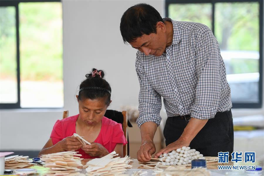 （決戰(zhàn)決勝脫貧攻堅&middot;圖文互動）（1）老手藝撐起&ldquo;脫貧傘&rdquo;