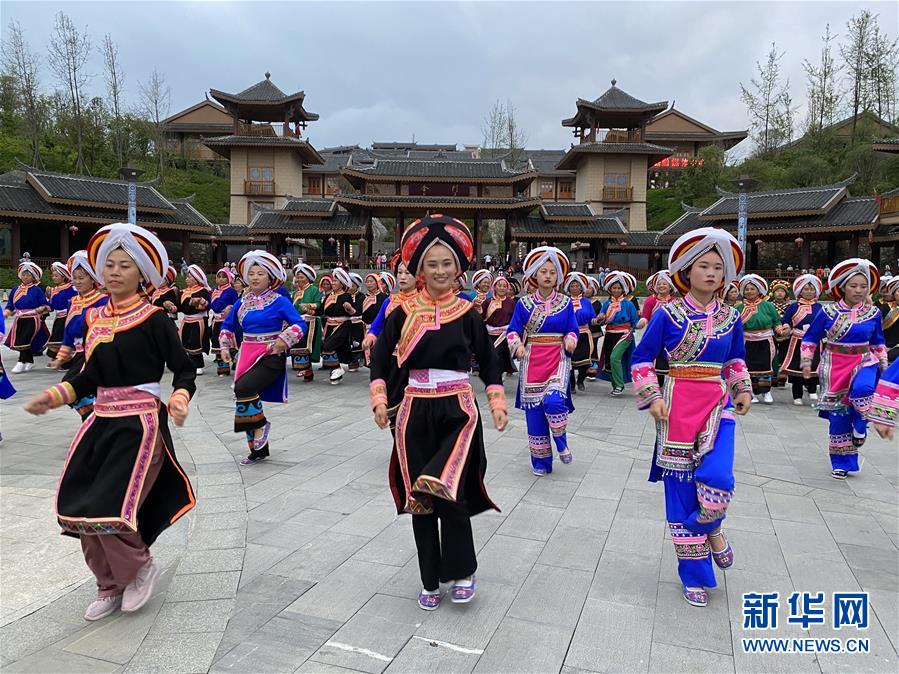 (決戰(zhàn)決勝脫貧攻堅(jiān)·圖文互動(dòng))(1)阿妹戚托:大山里的“非遺”助搬遷群眾穩(wěn)得住