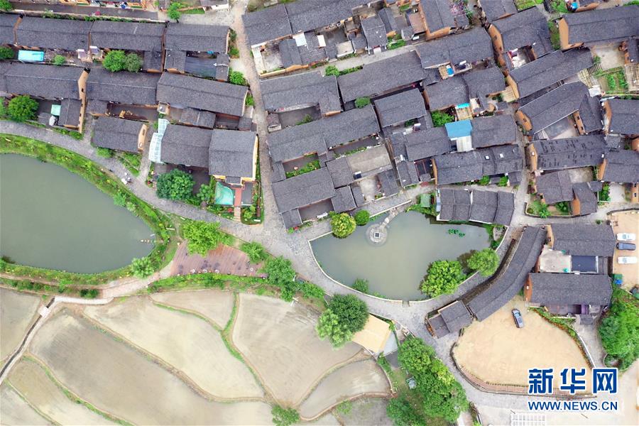 (新華全媒頭條·走向我們的小康生活·圖文互動)(7)大山深處有“新家”——大別山村繪出現代版“富春山居圖”