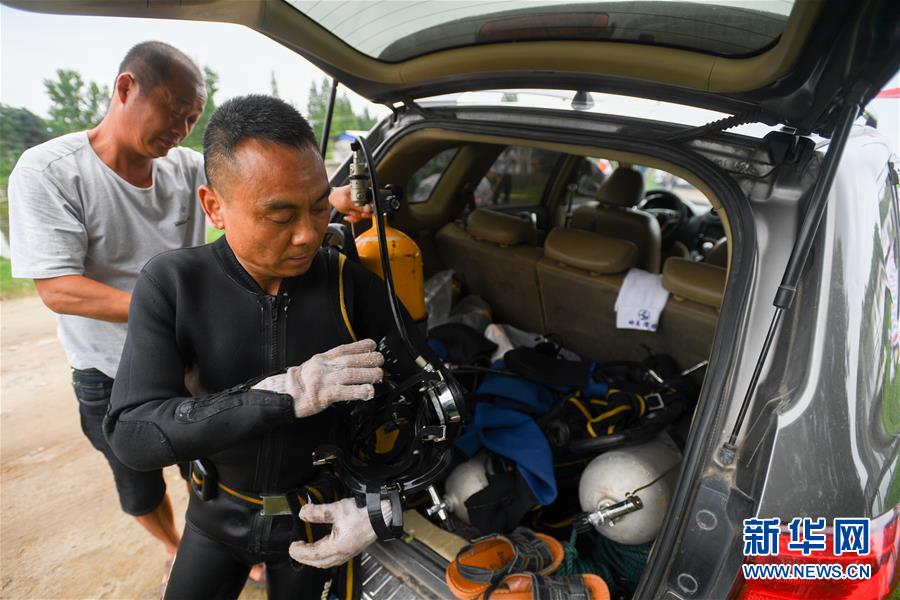 （防汛抗洪·圖文互動）（5）洞庭“蛙人”：在水下10米打響家園保衛(wèi)戰(zhàn)