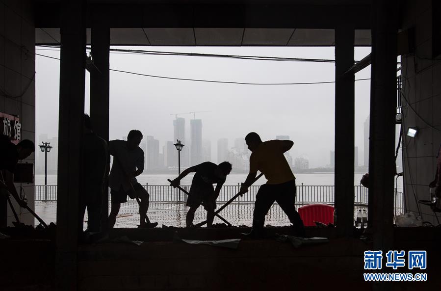 （在習(xí)近平新時(shí)代中國(guó)特色社會(huì)主義思想指引下&mdash;&mdash;新時(shí)代新作為新篇章&middot;習(xí)近平總書(shū)記關(guān)切事&middot;圖文互動(dòng)）（3）戰(zhàn)疫魔,斗洪魔&mdash;&mdash;湖北全力應(yīng)對(duì)防疫、防汛疊加&ldquo;雙考&rdquo;