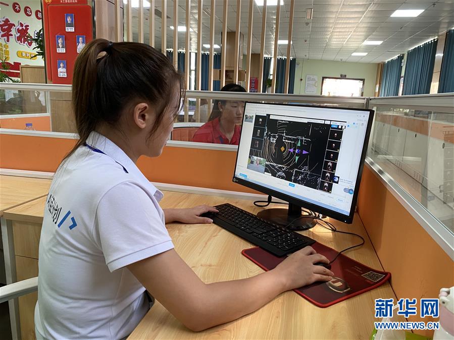 （落實(shí)&ldquo;六穩(wěn)&rdquo;&ldquo;六保&rdquo;一線見聞&middot;圖文互動(dòng)）（2）易地搬遷戶有了新身份&mdash;&mdash;貴州萬山扶貧安置點(diǎn)巧打&ldquo;就業(yè)牌&rdquo;