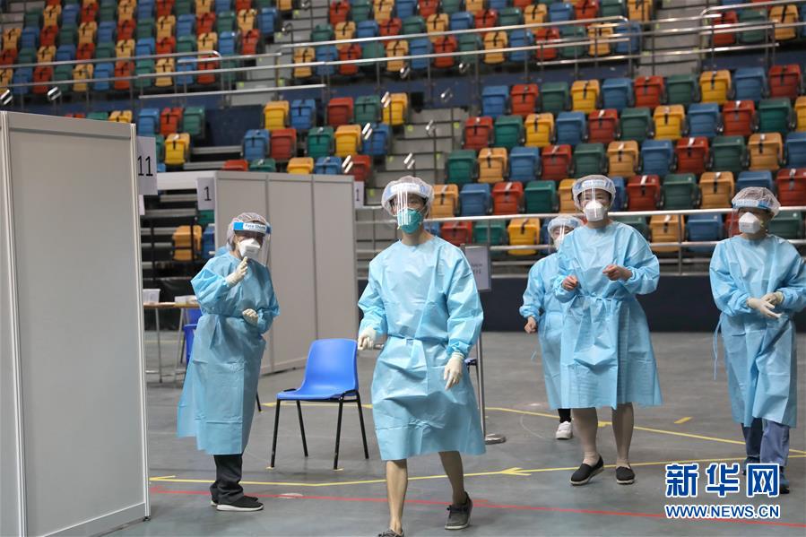 (圖文互動)(2)“身為醫(yī)護(hù)人員一分子,應(yīng)該出來幫忙”——參與新冠病毒社區(qū)檢測的香港醫(yī)護(hù)人員速寫