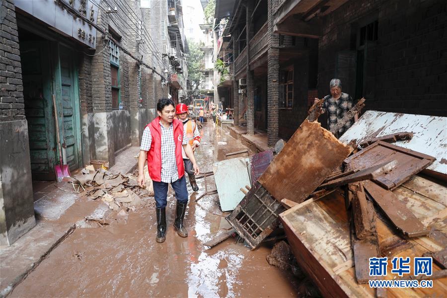 （在習近平新時代中國特色社會主義思想指引下&mdash;&mdash;新時代新作為新篇章&middot;習近平總書記關(guān)切事&middot;圖文互動）（4）洪峰浪尖，鮮紅的黨旗高高飄揚&mdash;&mdash;記防汛抗洪一線的共產(chǎn)黨員