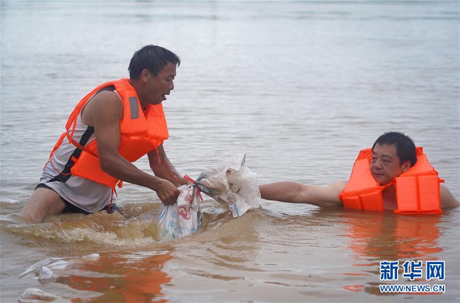 （在習近平新時代中國特色社會主義思想指引下&mdash;&mdash;新時代新作為新篇章&middot;習近平總書記關(guān)切事&middot;圖文互動）（5）洪峰浪尖，鮮紅的黨旗高高飄揚&mdash;&mdash;記防汛抗洪一線的共產(chǎn)黨員