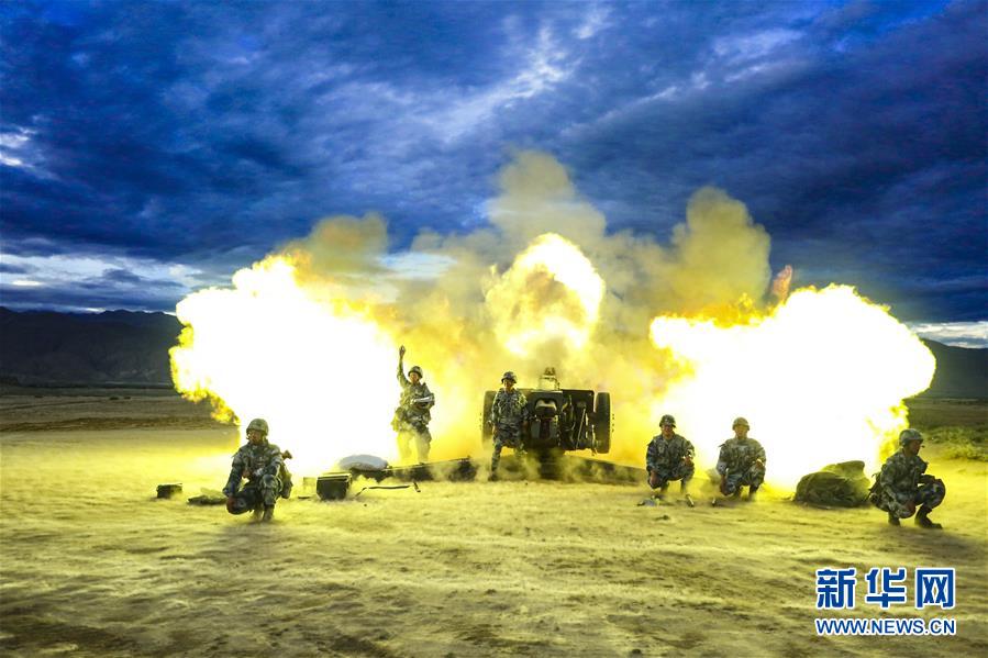 (在習(xí)近平強(qiáng)軍思想指引下·我們?cè)趹?zhàn)位報(bào)告·圖文互動(dòng))(1)朵朵傘花綻放,勝戰(zhàn)精兵天降——空降兵部隊(duì)某旅教導(dǎo)員余海龍帶領(lǐng)官兵傳承黃繼光精神記事