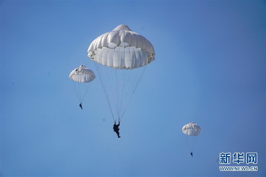 (在習(xí)近平強(qiáng)軍思想指引下·我們?cè)趹?zhàn)位報(bào)告·圖文互動(dòng))(2)朵朵傘花綻放,勝戰(zhàn)精兵天降——空降兵部隊(duì)某旅教導(dǎo)員余海龍帶領(lǐng)官兵傳承黃繼光精神記事